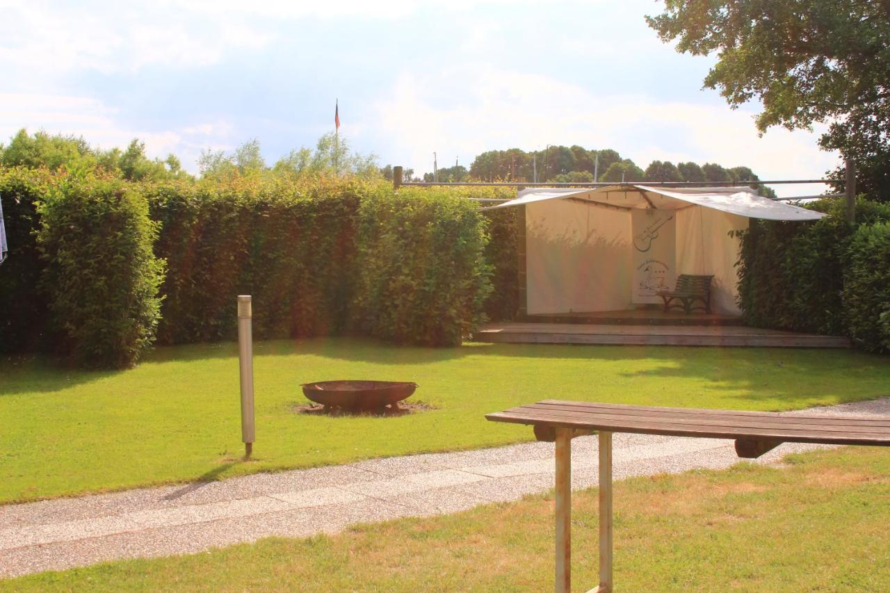 Moderne Und Helle Ferienwohnung Am Ploener See Bosau Exterior foto